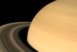 La densité de Saturne est suffisamment faible pour que la planète flotte dans l’eau
