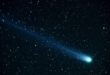 La queue d’une comète pointe toujours dans la direction opposée à celle du soleil.